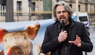 Image for Aymeric Caron : Journaliste, Écrivain et Militant Engagé