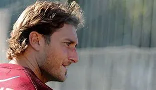 Image of Francesco Totti : Légende romaine, gladiateur du ballon rond